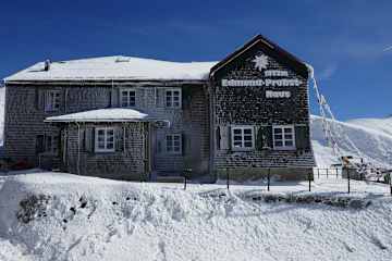 Das Edmund-Probst-Haus (1.930 m) steht in den Allgäuer Alpen am Fuße des Nebelhorns