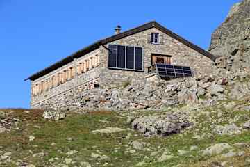 Die Klostertaler Umwelthütte (2.362 m) liegt im österreichischen Teil der Silvretta