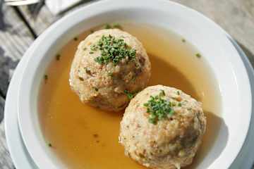 Speckknödelsuppe auf der Sesvennahütte