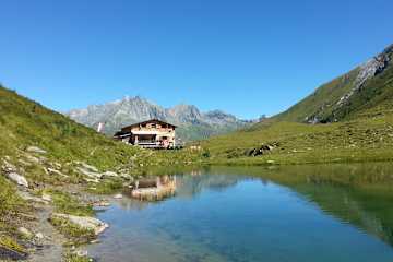 Die Bergerseehütte liegt am Rande des idyllischen Berger Sees im Zopatnitzenta.