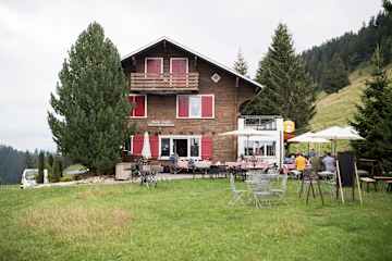Das Chalet Schild und dessen Garten