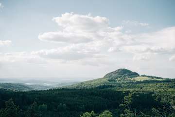 Ausblick von der Enzianhütte Rhön mit der Milseburg
