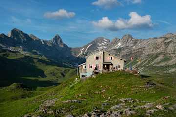 Die Glattalphütte umgeben von Gipfeln