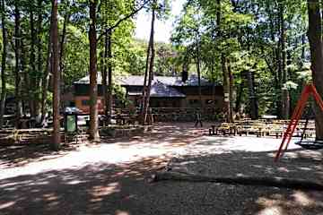 Die Hellerhütte steht an einem idyllischen Platz im Pfälzerwald. 
