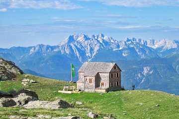 Die Hugo-Gerbers-Hütte (2.347 m) steht in der südwestlichen Kreuzeckgruppe über dem Oberdrautal in Kärnten.