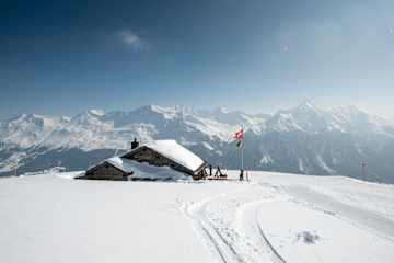 Die eingeschneite June Hütte