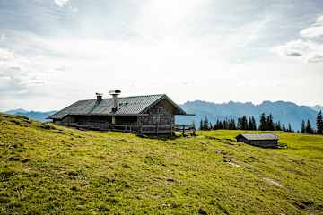 Die Krüneralm im Esterberg-Gebirge liegt inmitten saftiger Almwiesen.