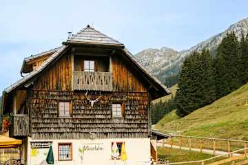 Die Möselalm liegt in den Gailtaler Alpen und ist von Weißbriach im Gitschtal und auch von Kirchbach im Gailtal aus erreichbar.