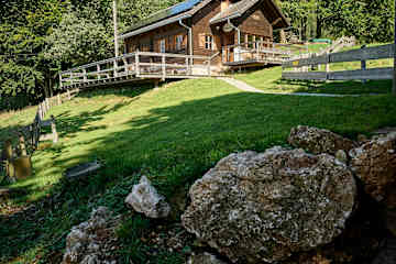 Die Mollner Hütte liegt auf 1.005 m Höhe am Gaisberg in den Oberösterreichischen Voralpen.
