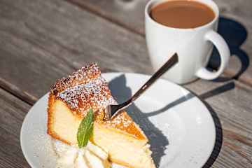 Kaffee und Kuchen dürfen natürlich bei Rast auf der Passauer Hütte nicht fehlen.