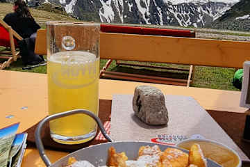 Kaiserschmarren auf der Rotkogelhütte mit toller Aussicht auf die Ötztaler Alpen.