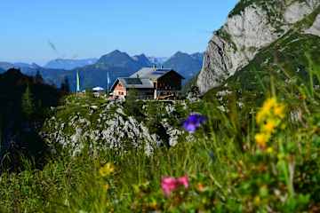 Die Laufener Hütte (1.726 m) im Salzburger Tennengebirge am Fuße des Fritzerkogels