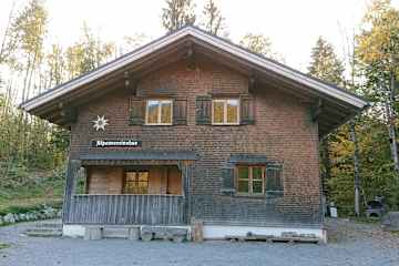 Die Schnepfegg Selbstversorgerhütte bei Schnepfau im Bregenzerwald-Gebirge ist eine ganzjährige, mit dem Auto erreichbare Selbstversorger-Hütte