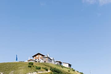 Oberhalb von Garmisch-Partenkirchen auf dem Gipfel des Wank im Estergebirge steht das Wankhaus direkt neben dem Gipfelkreuz.