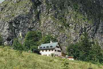 Das Wimbachschloss liegt im Nationalpark Berchtesgaden, zwischen dem Hochkalter und dem Watzmann.