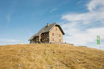 Die Hütte ist Ziel von Wanderern und bei entsprechender Schneelage von Skitourengehern und Schneeschuh-Wanderern.