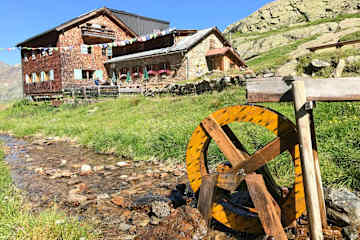 Die Edmund-Graf-Hütte mit dem kleinen Wasserrad.