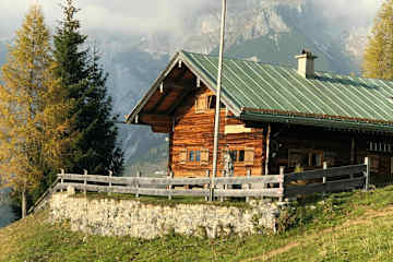Die Freilassinger Hütte im Sommer