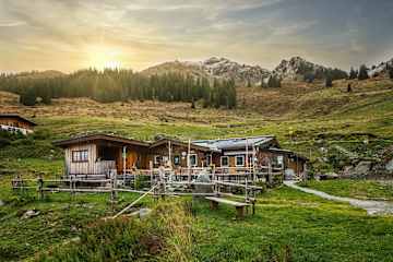 Die Hochwildalmhütte am frühen Morgen im Sommer