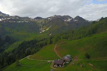 Direkt im Talschluss des Navistals, einem Seitental des Nordtiroler Wipptals, liegt oberhalb der Baumgrenze auf 1.880 m Seehöhe die Poltenalm.