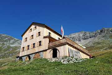 Die Neue Thüringer Hütte in der Nachmittagssonne