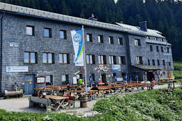 Das Ötscherschutzhaus liegt am Fuße des Ötschers (1.893 m) in den Ybbstaler Alpen in Niederösterreich. 