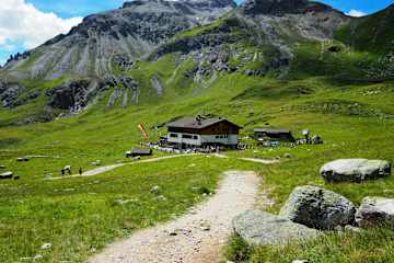 Umgeben von prächtigen Almwiesen liegt die Sesvennahütte zwischen dem Vinschgau und dem Engadin über dem Talschluss des Schlinigtals.