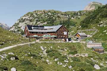 Die Freiburger Hütte (1.931 m) im Vorarlberger Lechquellengebirge liegt am Fuß der Roten Wand und etwas oberhalb des Formarinsees.