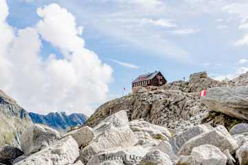 Die Barmer Hütte (2.610 m) im Osttiroler Defereggental, im südwestlichen Bereich des Nationalparks Hohe Tauern