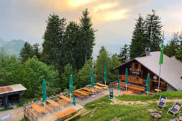 Die Hochälpelehütte (1.460 m) steht am Gipfel-Aufbau des Hochälple im Bregenzerwald am Bödele
