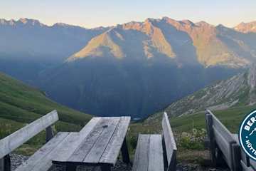 Das Kaiserjochhaus befindet sich direkt am Hauptkamm der Lechtaler Alpen.