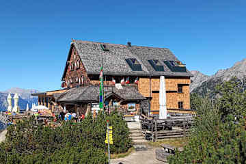 Peter-Wiechenthaler-Hütte, neu mit Zubau