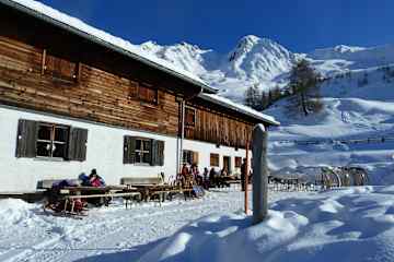 Die Stöcklalm ist im Winter eine beliebte Rodelhütte.