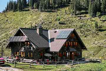 Eine Rast auf der Ybbstaler Hütte lohnt sich allein wegen der Mehlspeisen.