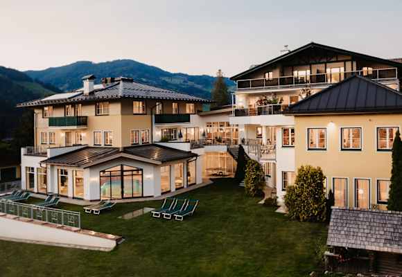 Aussenansicht Hotel Alpina Sommer