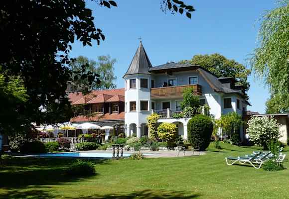 Gasthof Hotel Doktorwirt Aussenansicht Sommer