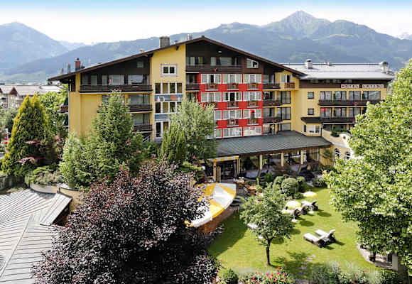 Hotel Latini Aussenansicht Sommer