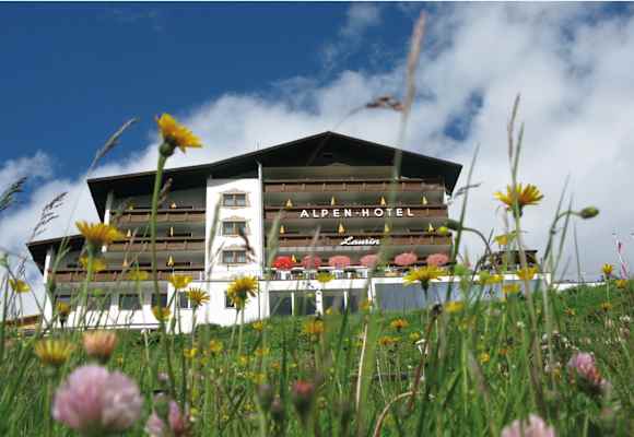 Alpenhotel Laurin Aussenansicht Sommer