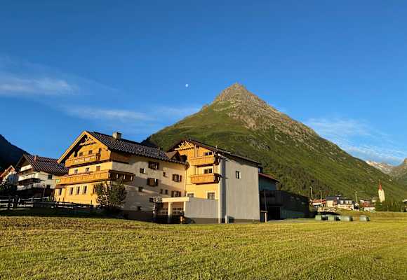 Hotel-Garni Versail Aussen Sommer