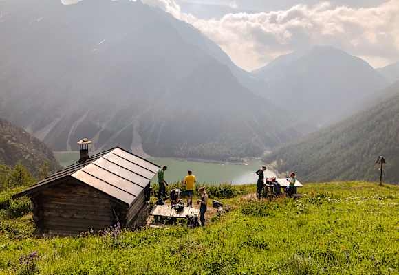 Selbstversorgerhütten bieten ein einmaliges Erlebnis in den Bergen, abseits großer Tourismusströme, so wie hier in Livigno, Itlaien