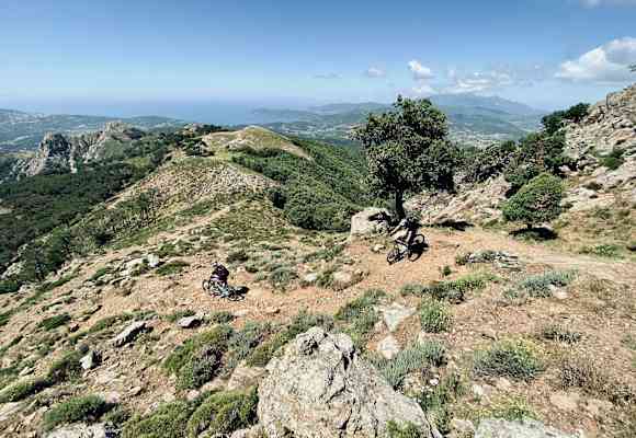 Der Trail Buca del Monte mit Blick auf den Golf von Portoferraio, Rio Marina, Porto Azzurro und Cavo