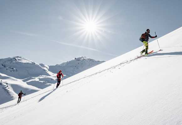 Abseits der Piste liegt das höchste Glück des Freeriders und Skitourengehers. Doch eine Lawinenausrüstung gehört ins Gepäck.