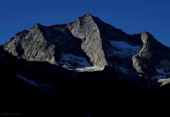 Von der Bodenalm zeigt sich die perfekte Nordkante des 3.065 m hohen Grundschartners, der sog. Mittergrat, in der Früh genau an der Licht-Schatten-Grenze. 