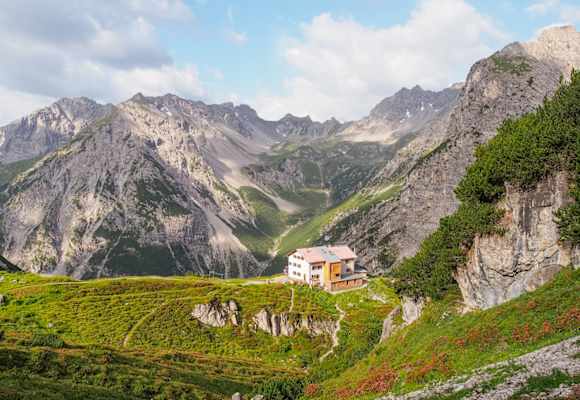 Die Steinseehütte (2.069 m) in den Lechtaler Alpen