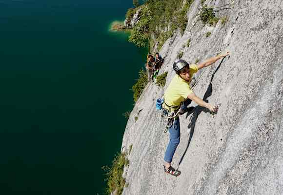 Alpines Sportklettern: Erik Veistrup beim Klettern in der Wand