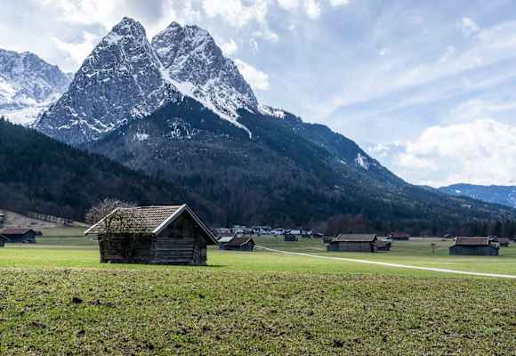 Blick über die Ofelwiesen auf die mächtigen Waxensteine