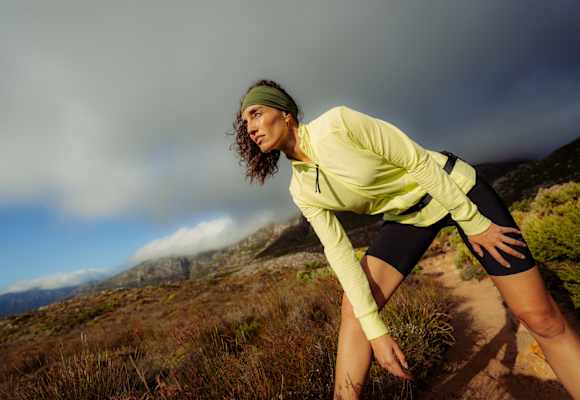 Frau in den Bergen beim Wandern mit LaMunt Fleece-Jacke