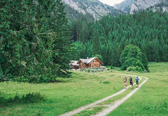 Wanderer am Weg zur Lahnalm, Gesäuse