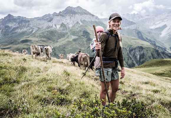 Katharina Krepold auf der Alp S. Carli in Graubünden bei ihrer Arbeit als Älplerin mit ihrem Kind und ihren Schützlingen.