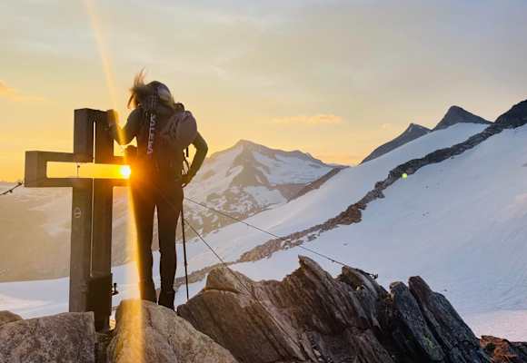 Auszeit während der Arbeit auf der Hütte – Verena genießt den Sonnenaufgang auf der Simonyspitze.
